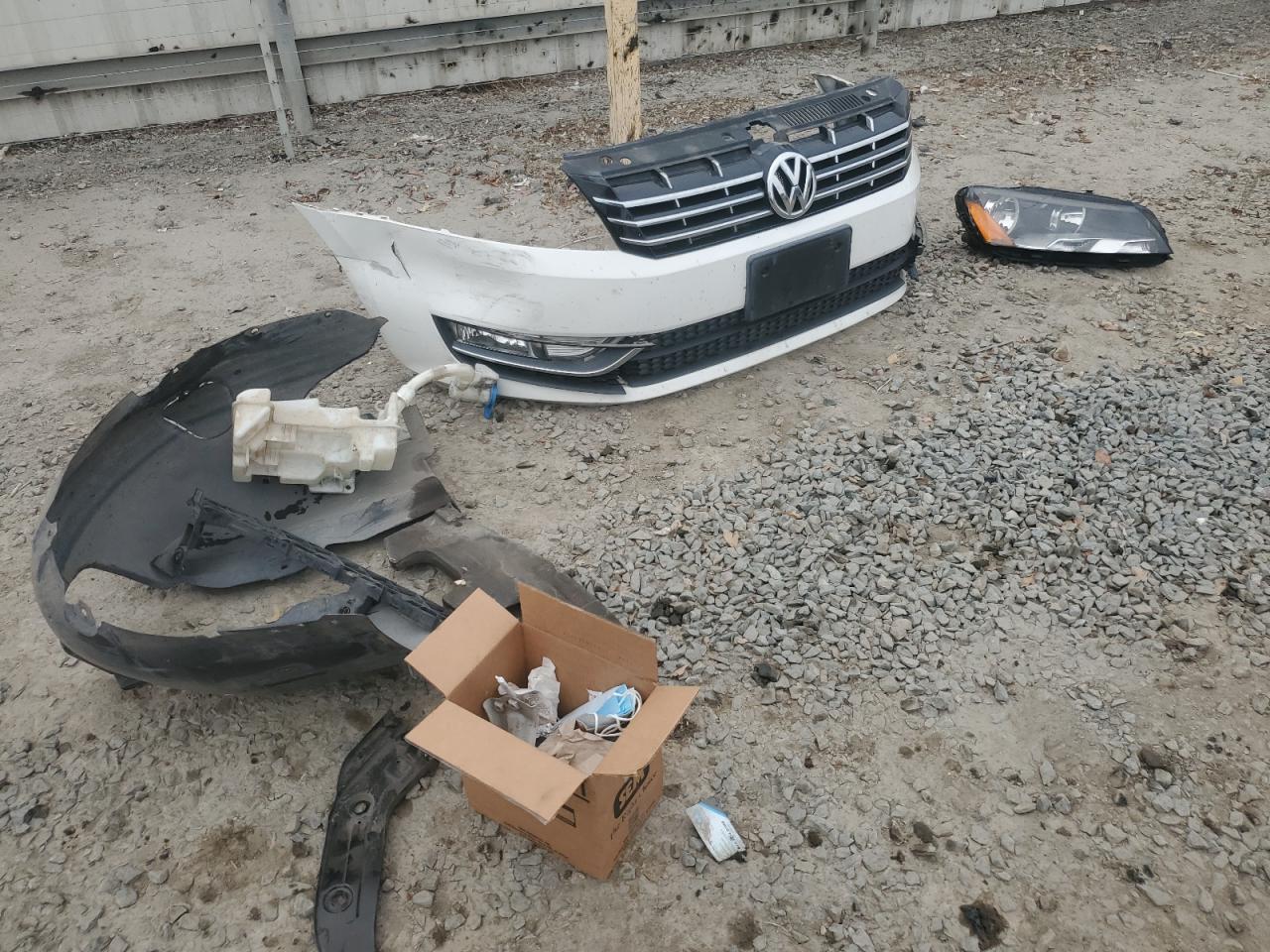 2015 Volkswagen Passat - Image 12