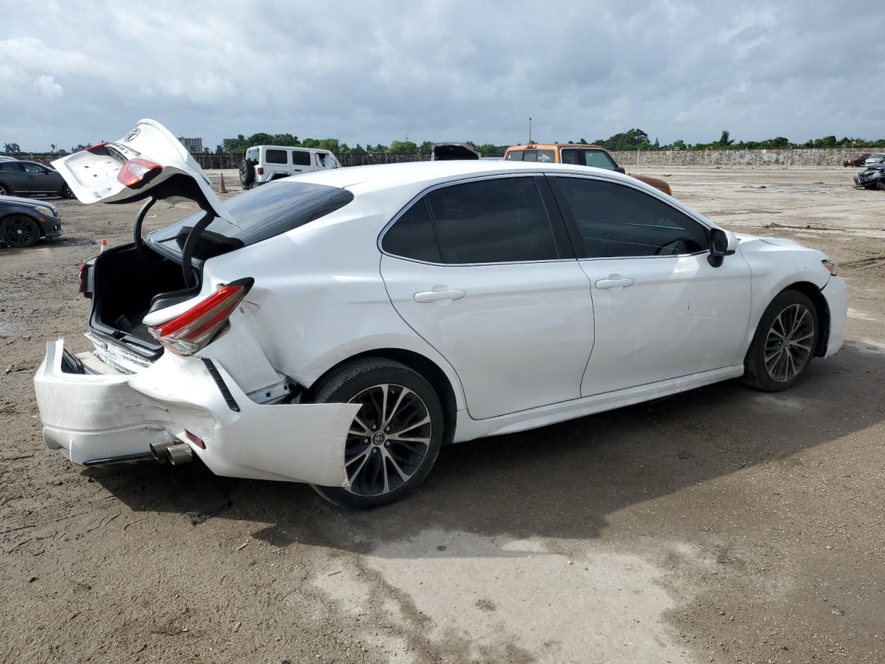 VIN 4T1B11HK2JU057677 2018 TOYOTA CAMRY no.3