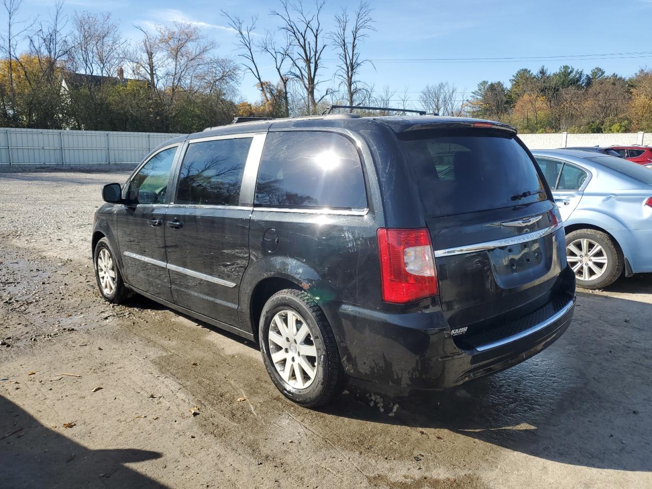 2014 Chrysler Town & Country - Image 2
