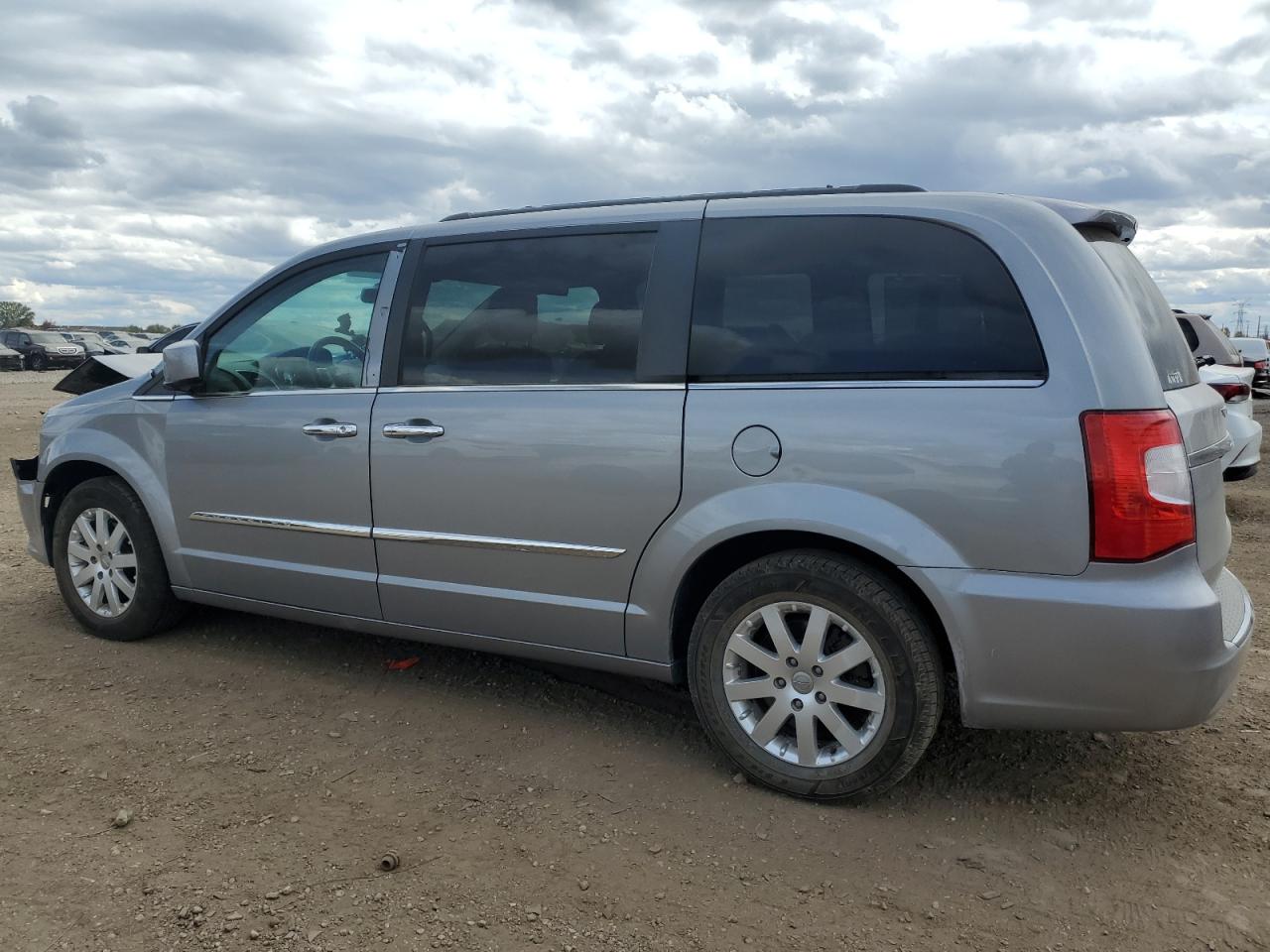 2016 Chrysler Town & Country - Image 2
