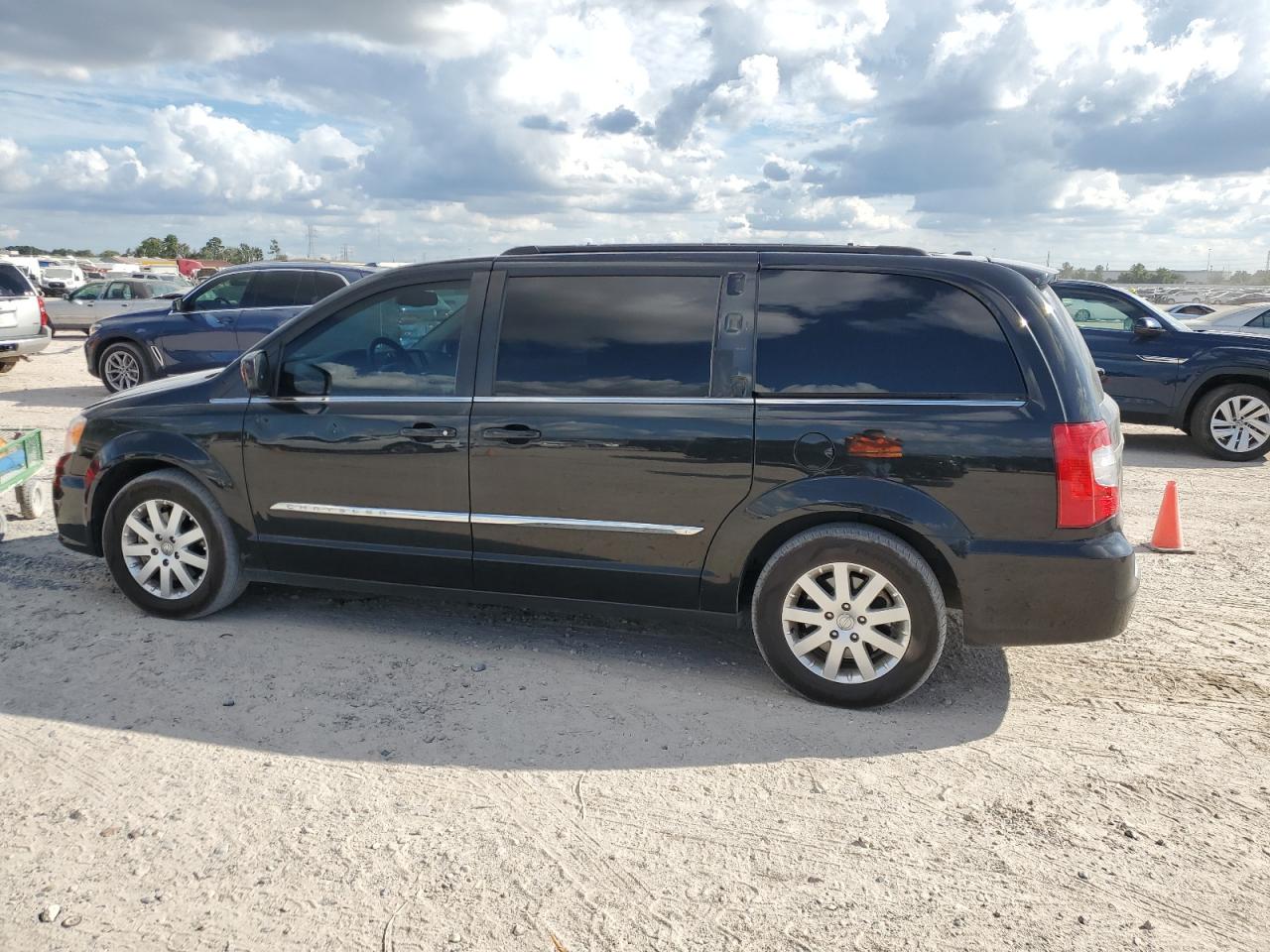 2016 Chrysler Town & Country - Image 2
