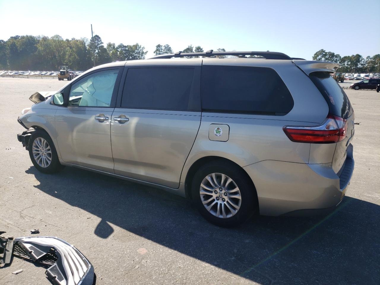 2015 Toyota Sienna - Image 2