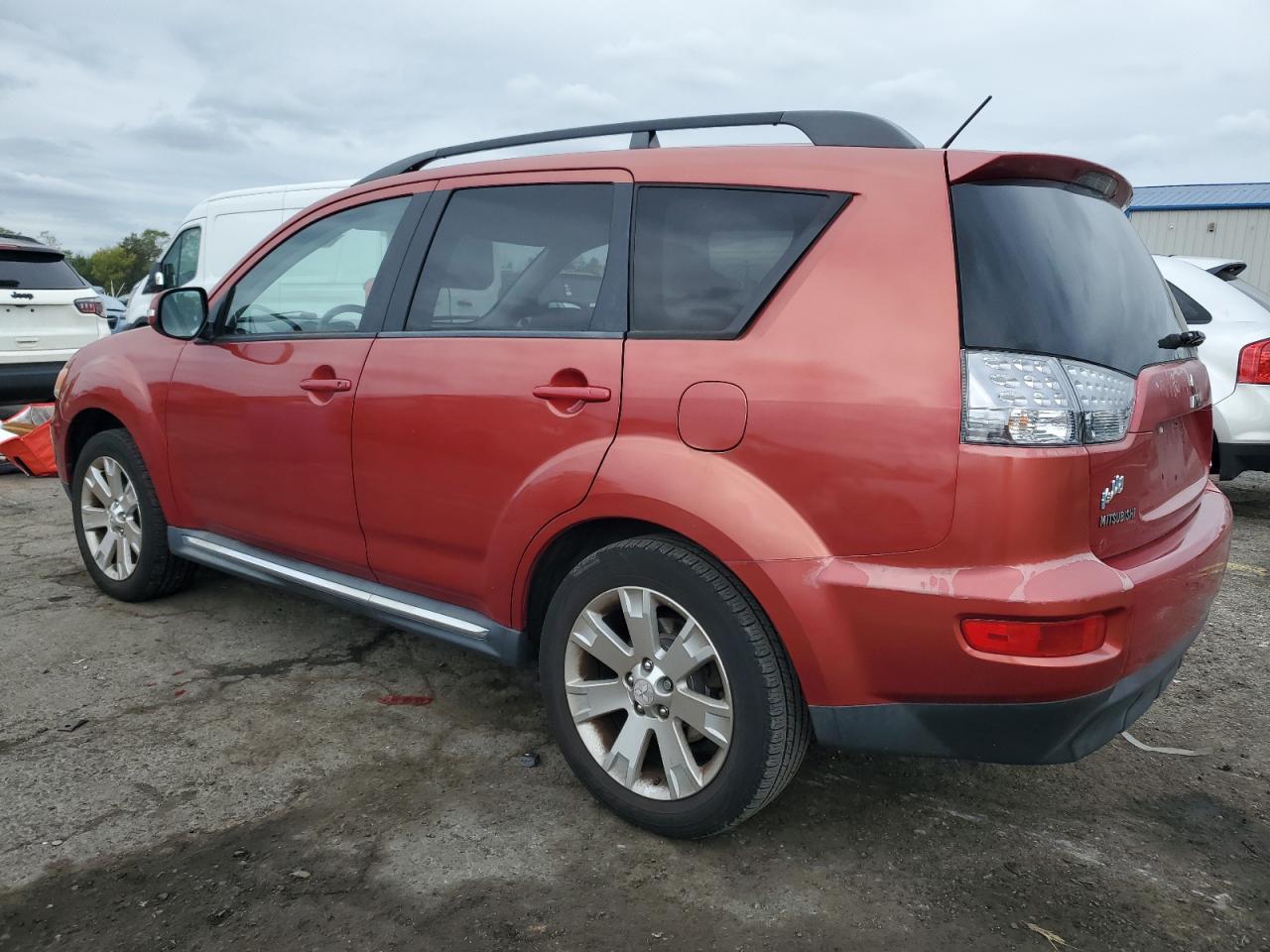 2010 Mitsubishi Outlander - Image 2