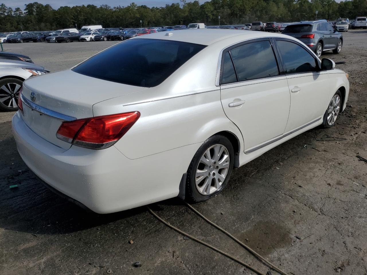 2011 Toyota Avalon - Image 3