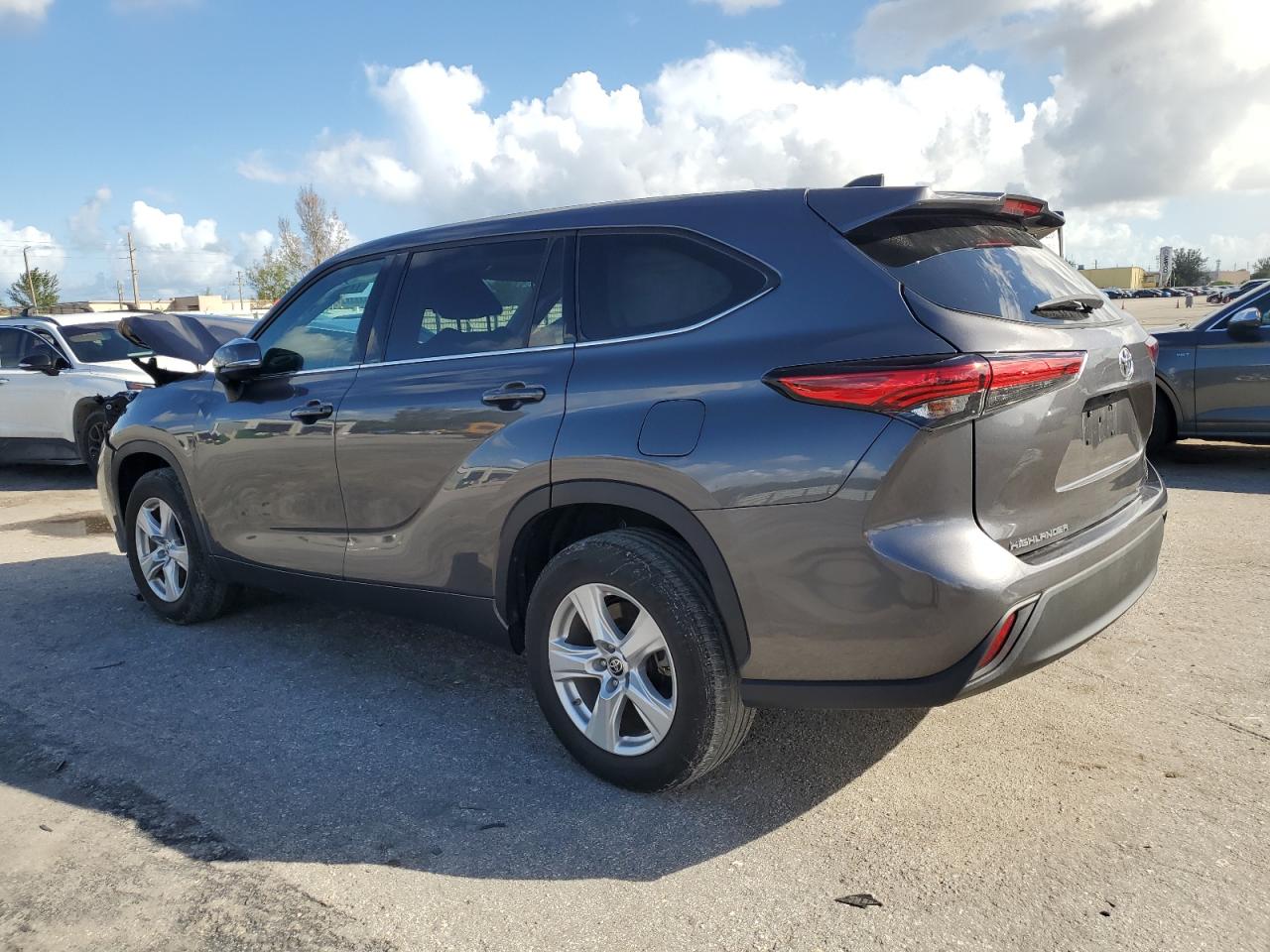 2022 Toyota Highlander - Image 2