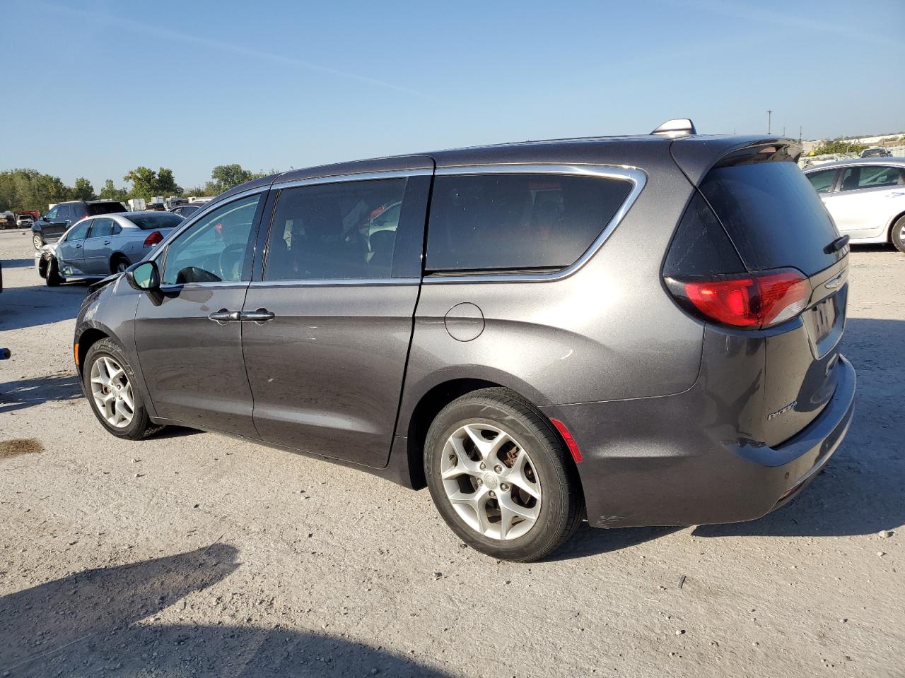 2019 Chrysler Pacifica - Image 2