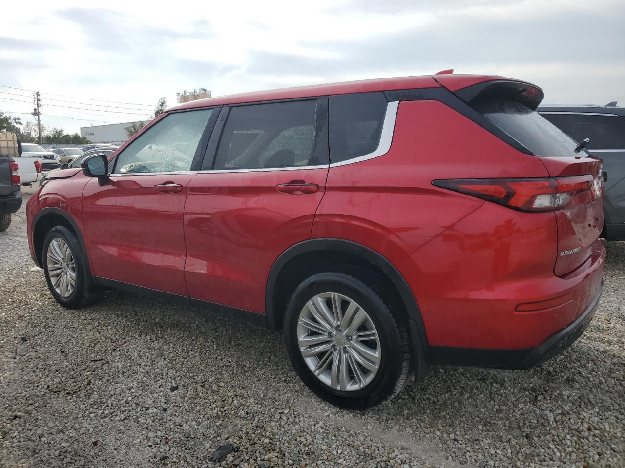 2024 Mitsubishi Outlander - Image 2