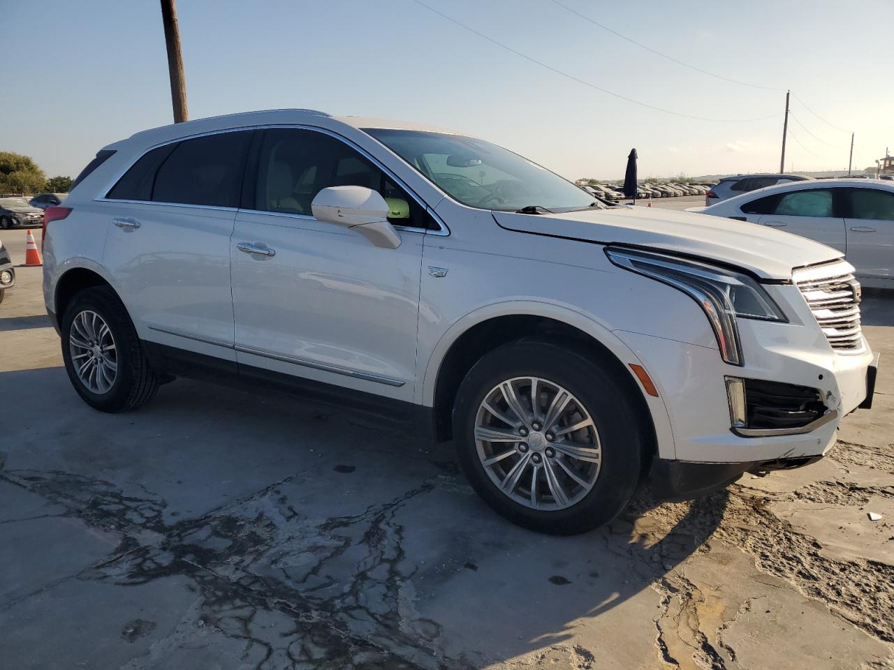 VIN 1GYKNBRS7HZ317060 2017 CADILLAC XT5 no.4