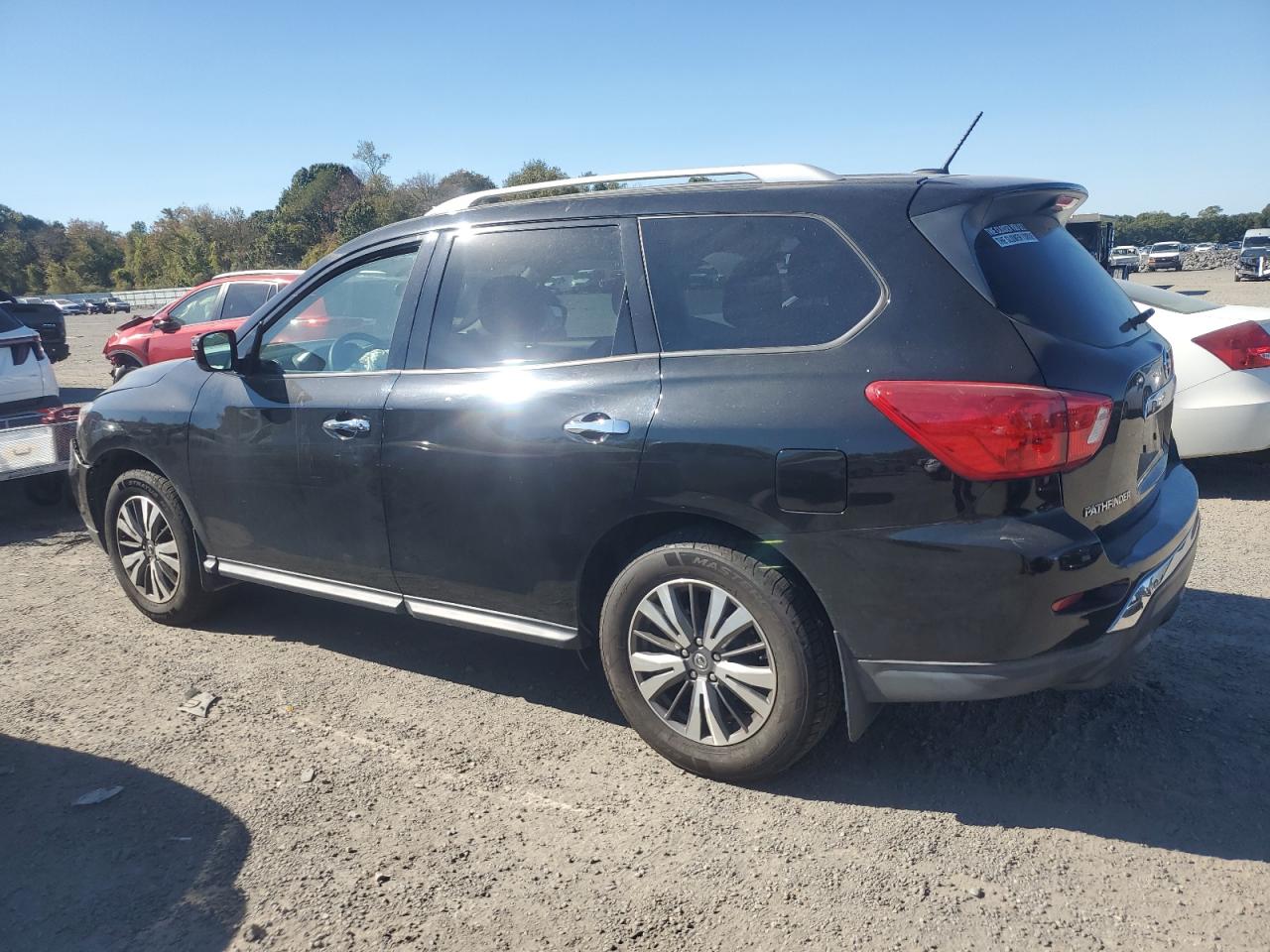 2017 Nissan Pathfinder - Image 2