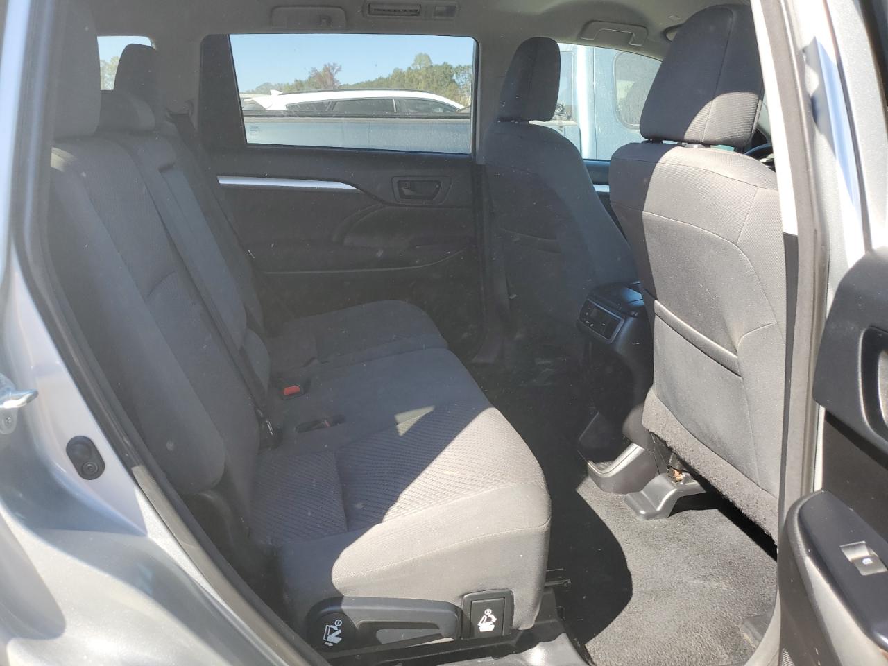 2018 Toyota Highlander Le VIN: 5TDBZRFH6JS913330 Lot: 76723384