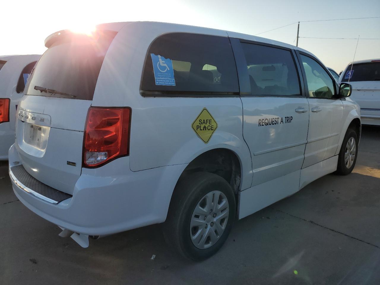 2017 Dodge Caravan - Image 3