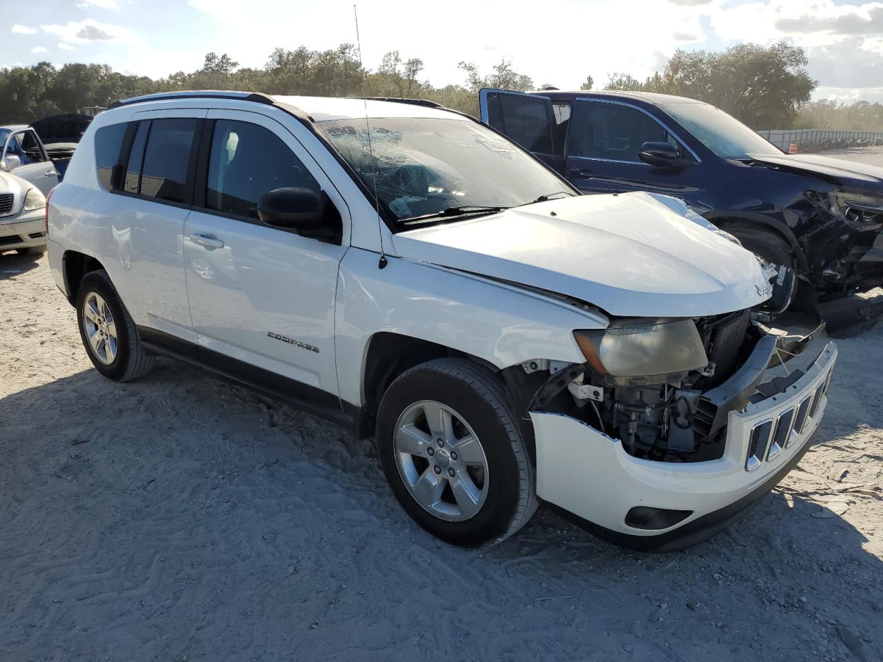 VIN 1C4NJCBA4ED882297 2014 JEEP COMPASS no.4