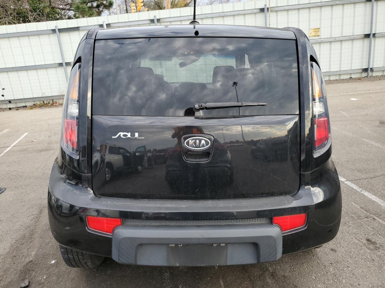 2011 Kia Soul + VIN: KNDJT2A27B7711034 Lot: 78090064