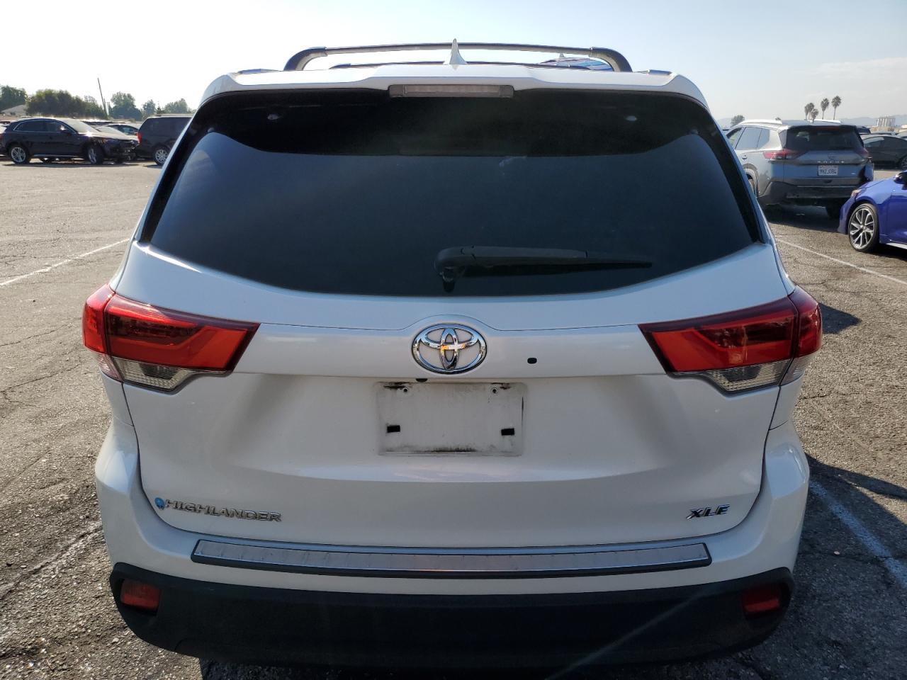 5TDKZRFH0HS525360 2017 Toyota Highlander Se