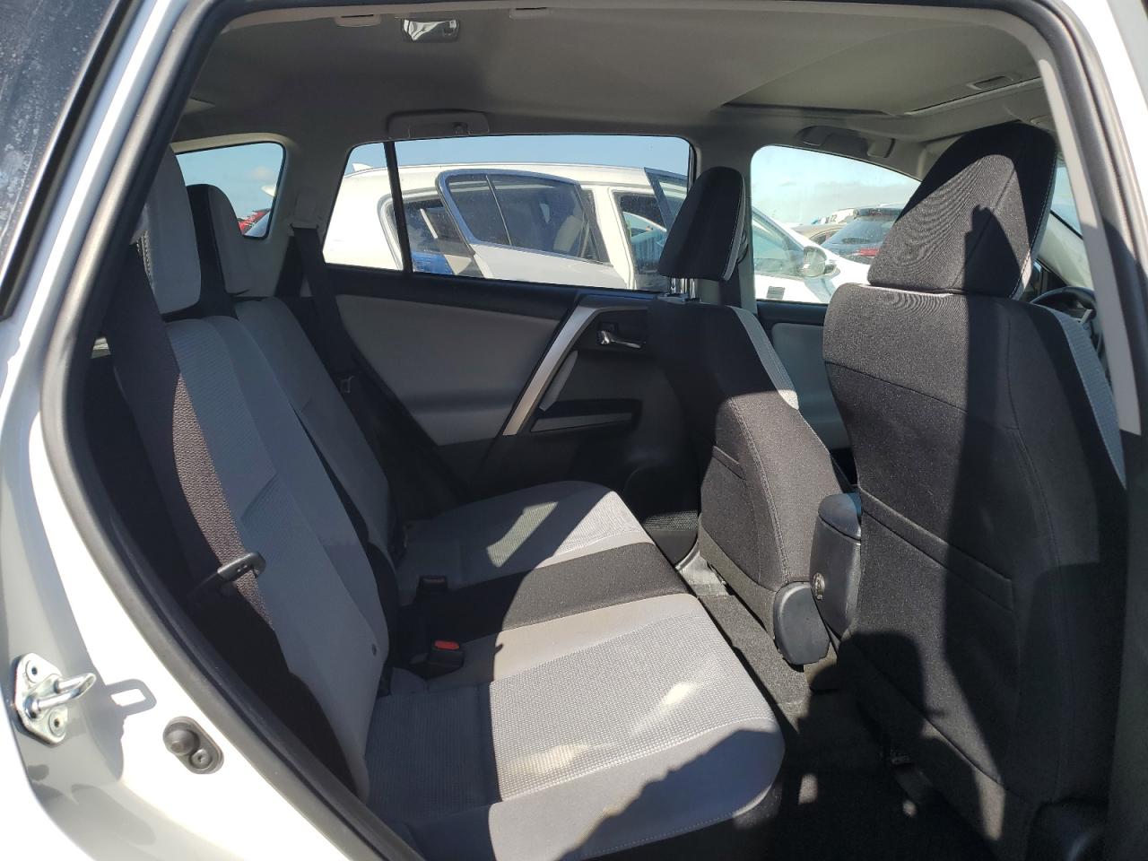 2018 Toyota RAV 4 - Image 11