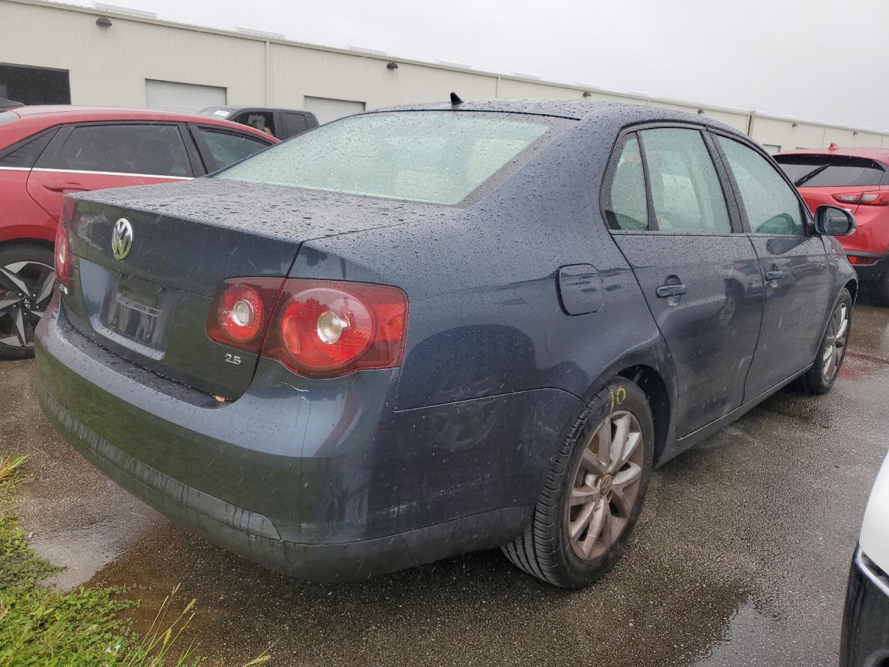 2010 Volkswagen Jetta - Image 3