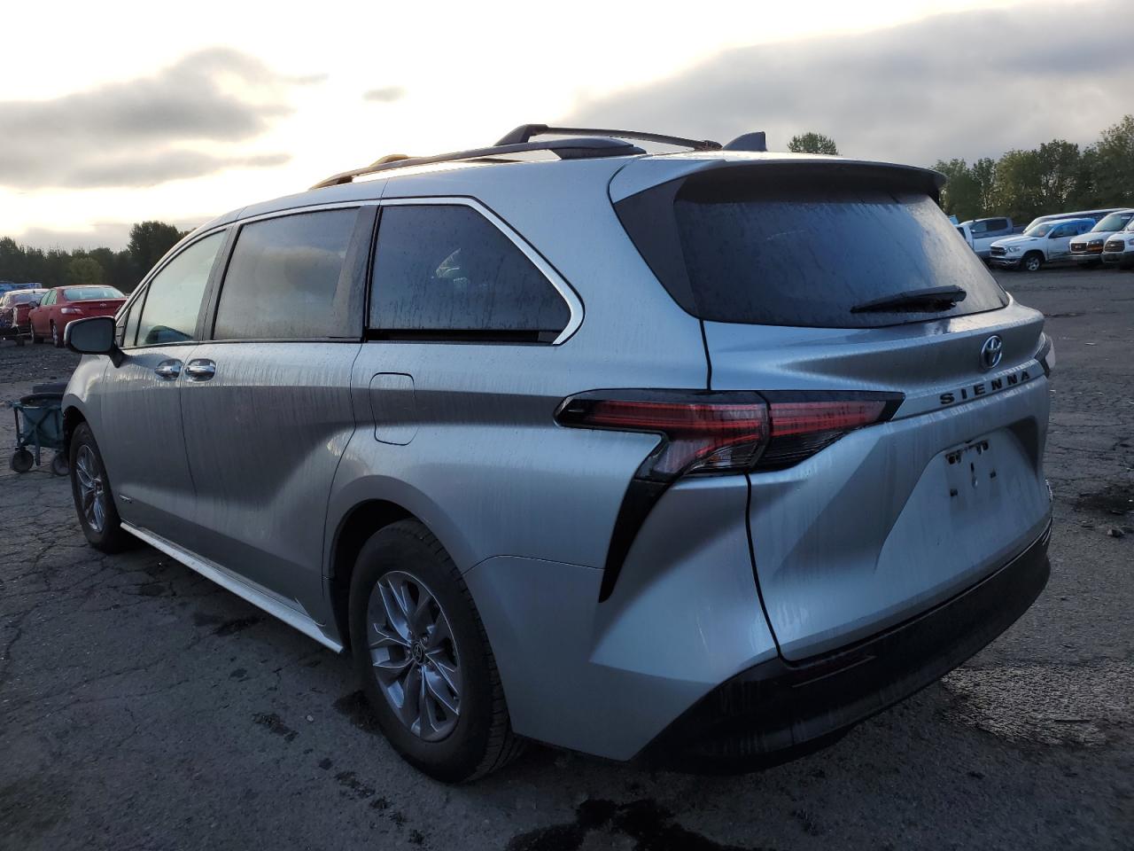 2021 Toyota Sienna - Image 2