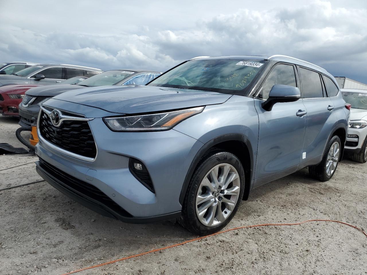2022 Toyota Highlander - Image 1