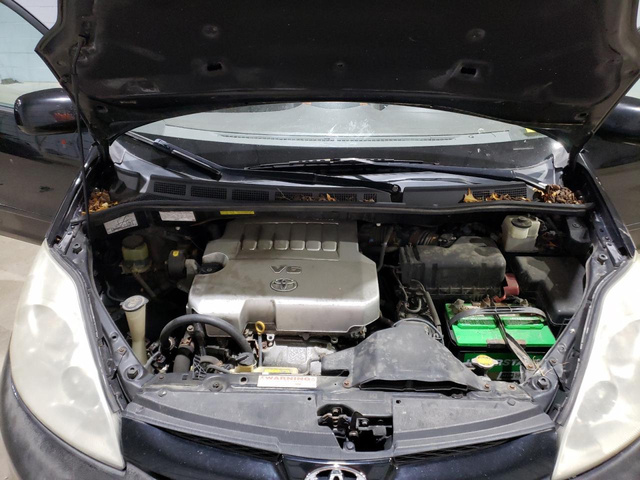 2010 Toyota Sienna - Image 12