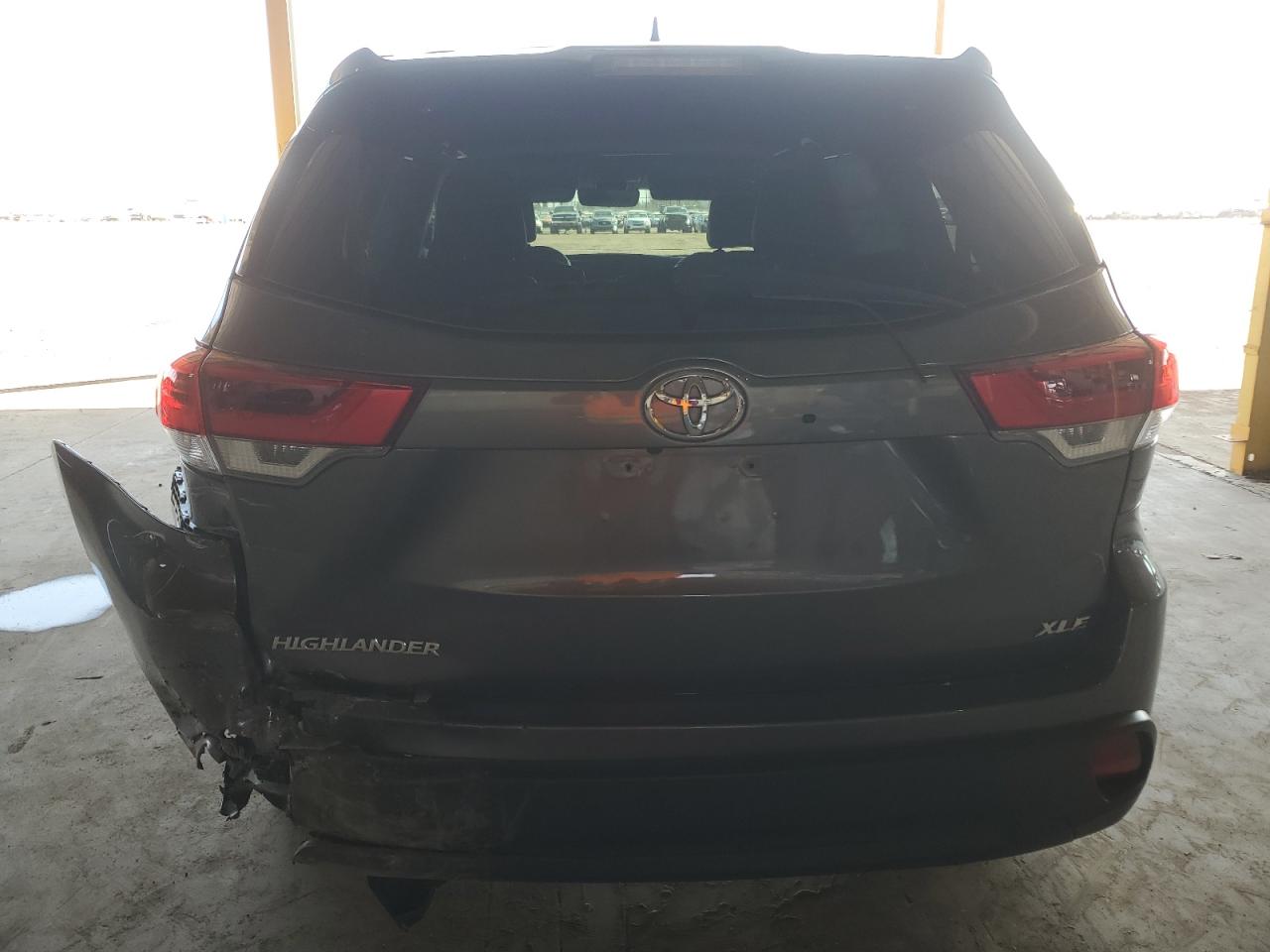 5TDKZRFH7JS537706 2018 Toyota Highlander Se