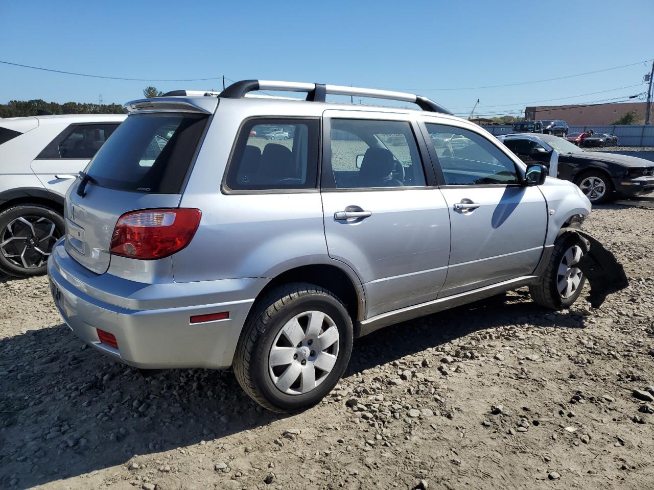 2005 Mitsubishi Outlander - Image 3