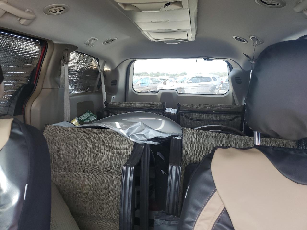 2012 Chrysler Town & Country - Image 10