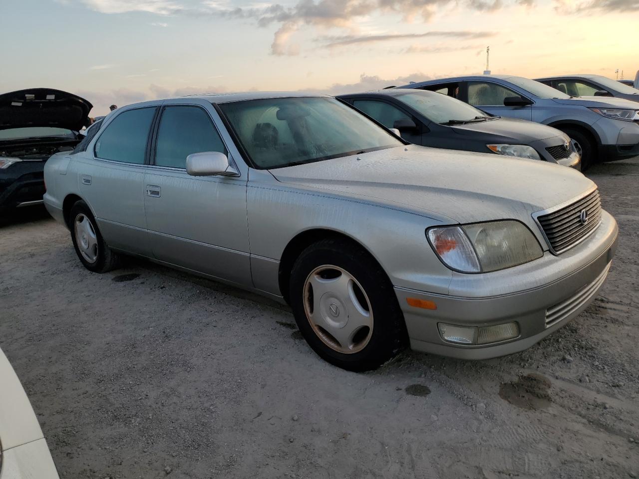 2000 Lexus LS - Image 4