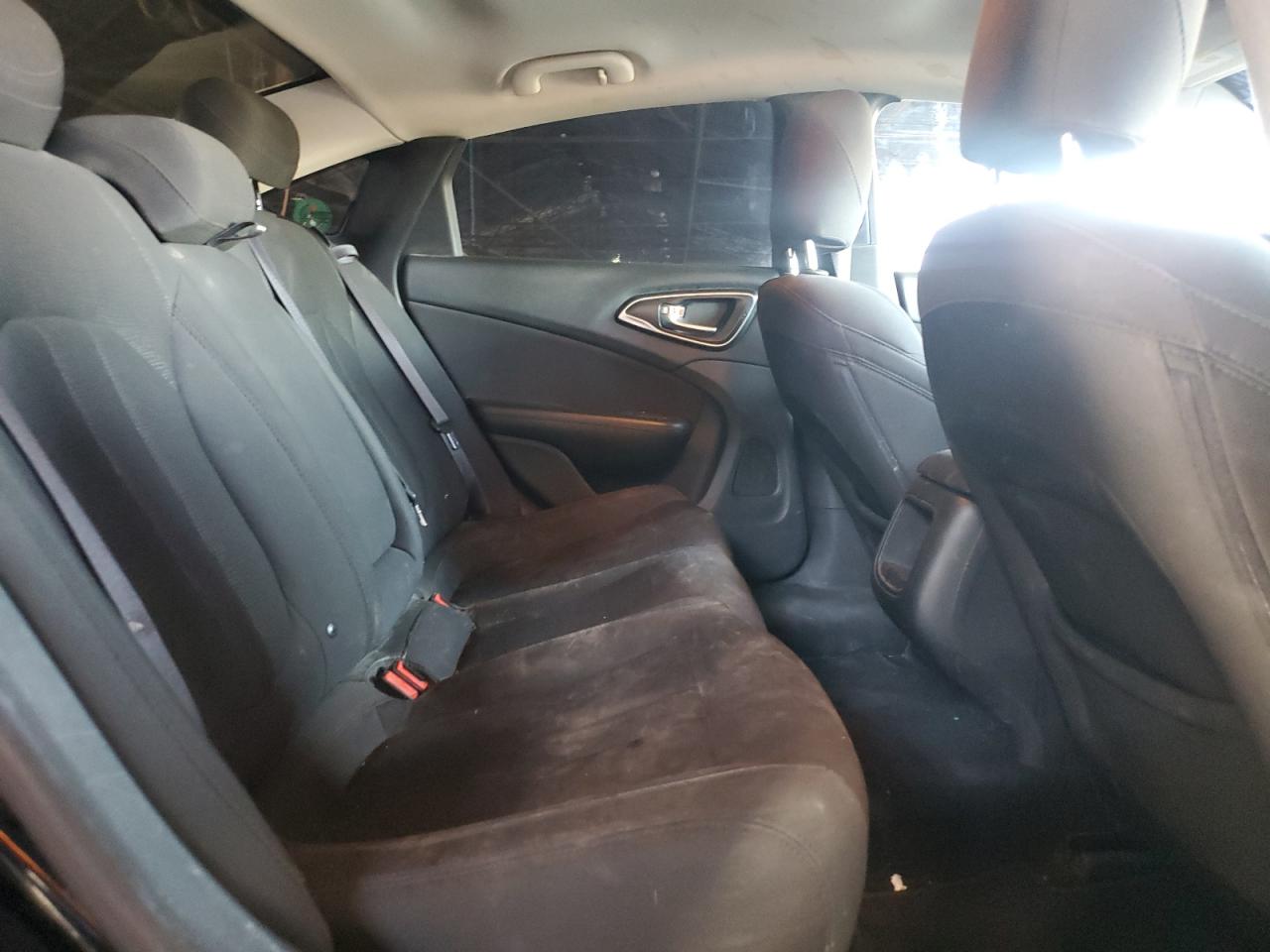 2016 Chrysler 200 - Image 10