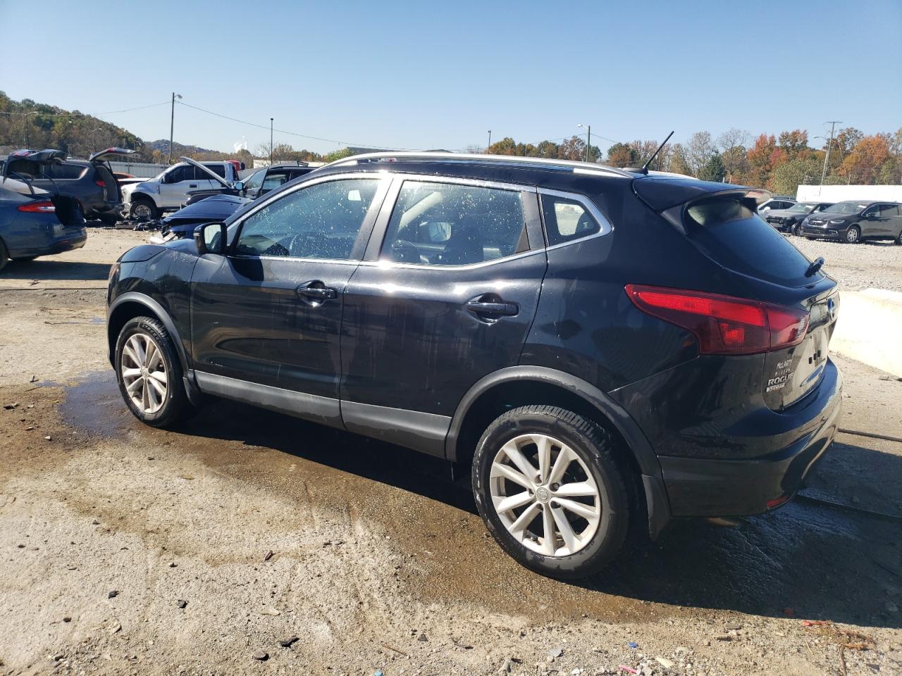 2017 Nissan Rogue - Image 2