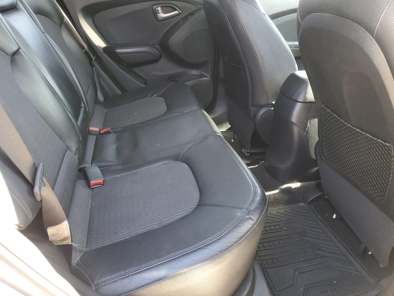 2010 Hyundai Tucson - Image 11