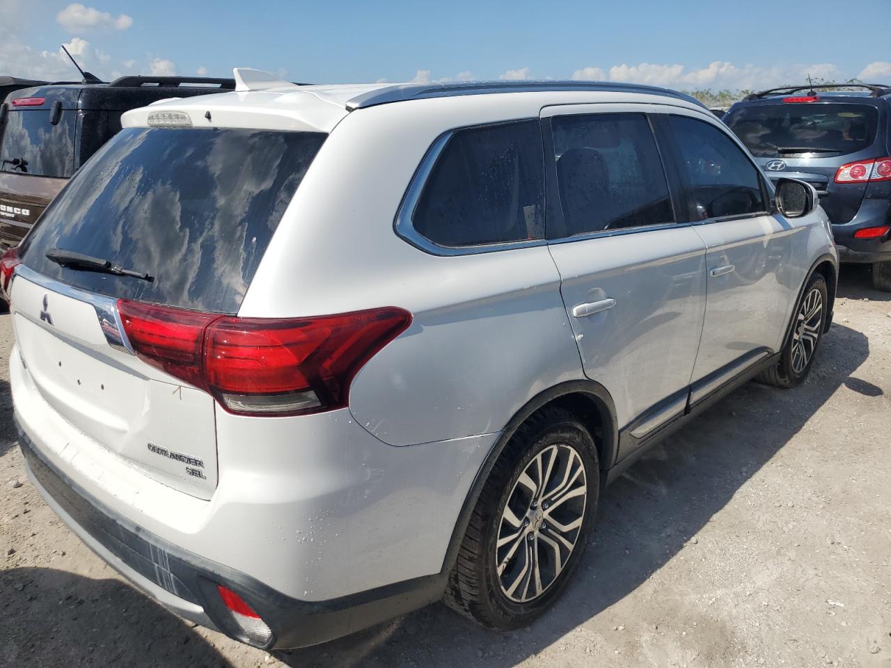 2017 Mitsubishi Outlander - Image 3