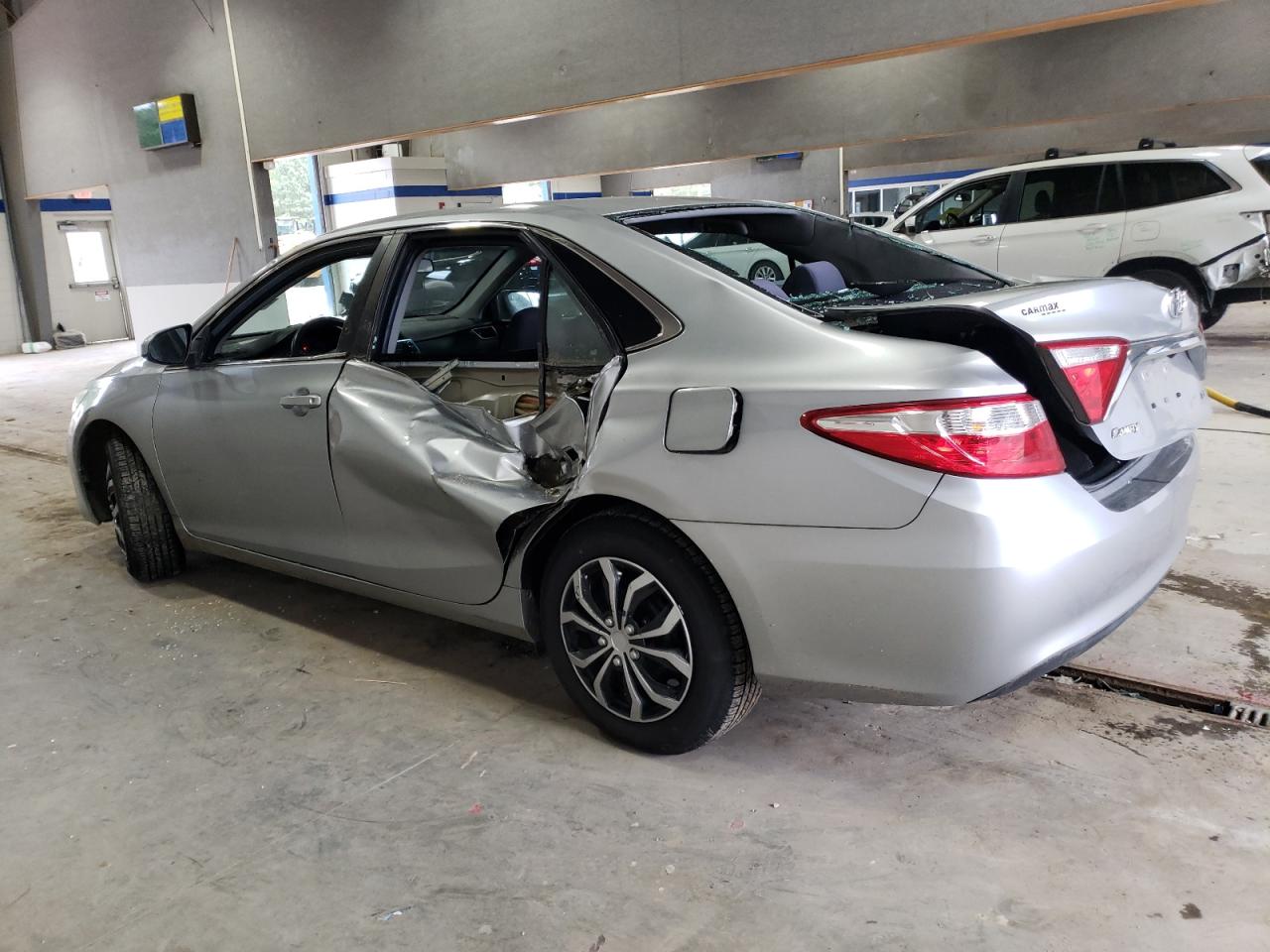 4T4BF1FK7FR489506 2015 TOYOTA CAMRY - Image 2