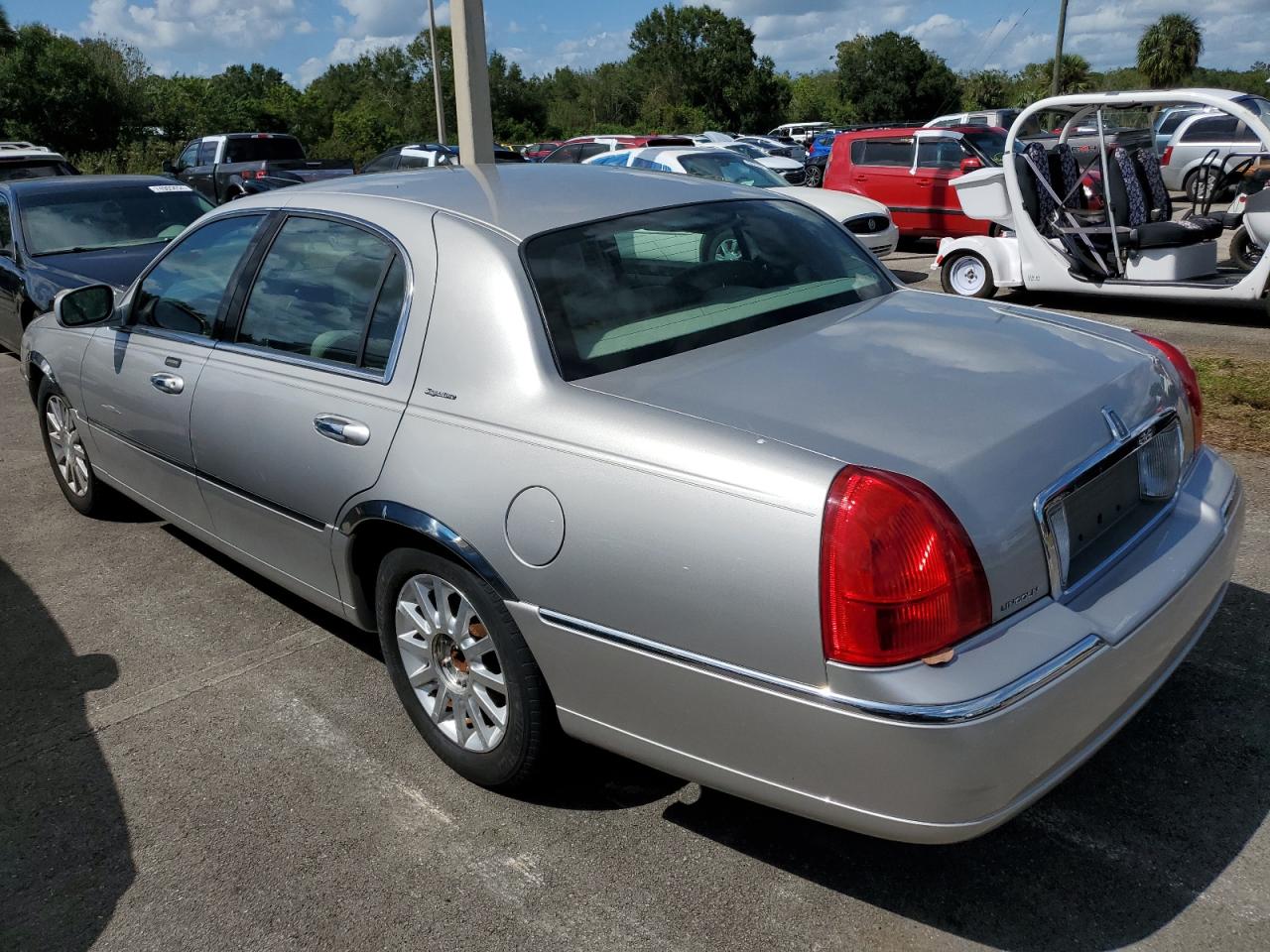 2006 Lincoln Town Car - Image 2