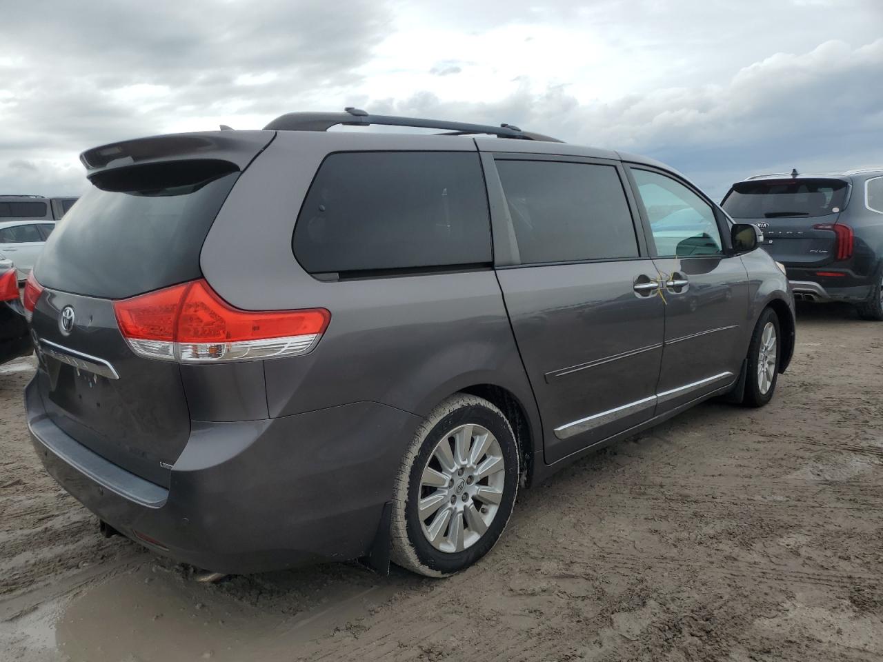 2013 Toyota Sienna - Image 3