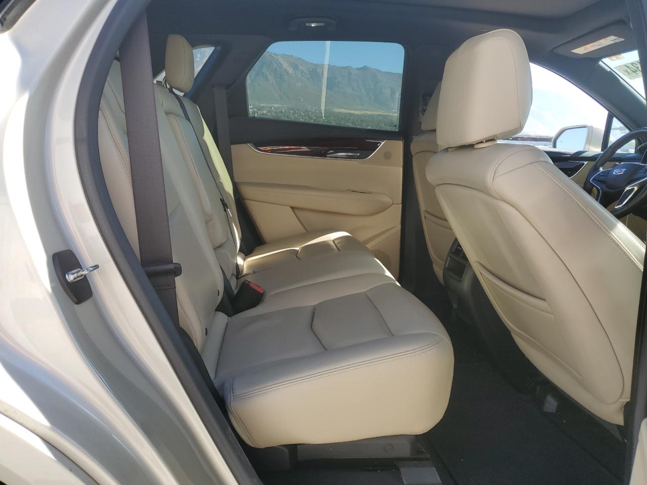 1GYKNDRS8HZ112858 2017 Cadillac Xt5 Luxury