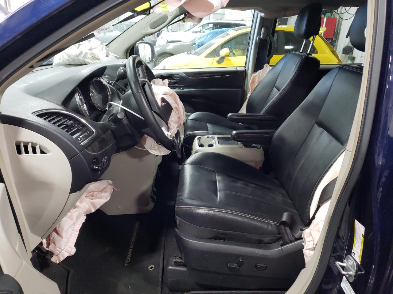 2014 Chrysler Town & Country - Image 7
