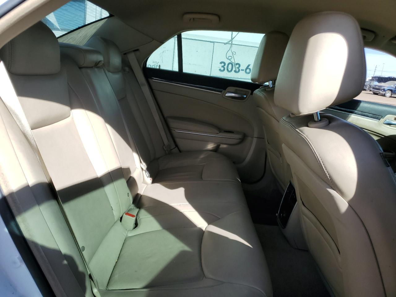 2013 Chrysler 300 - Image 11