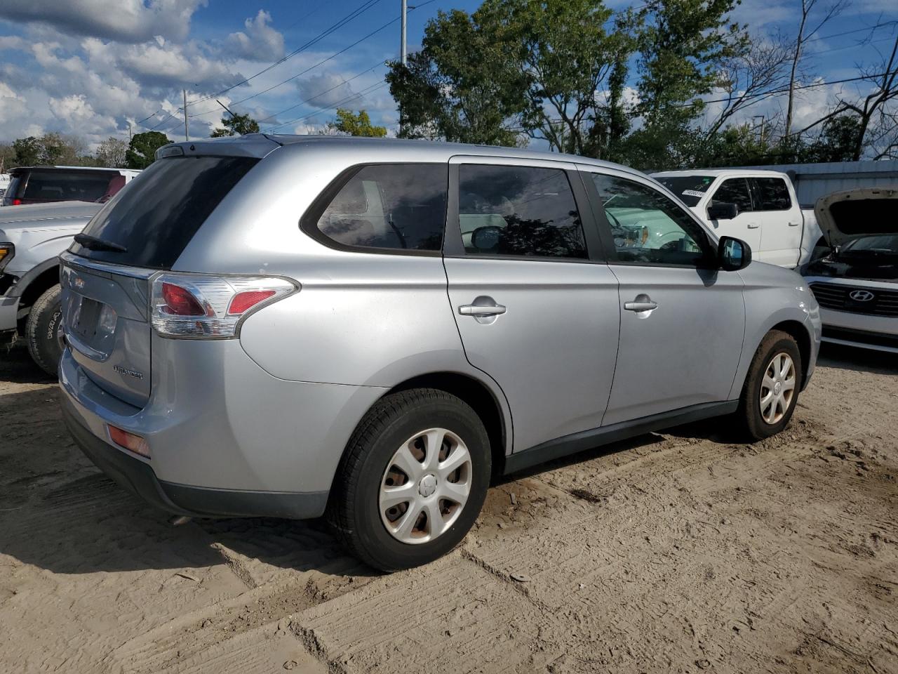 2014 Mitsubishi Outlander - Image 3