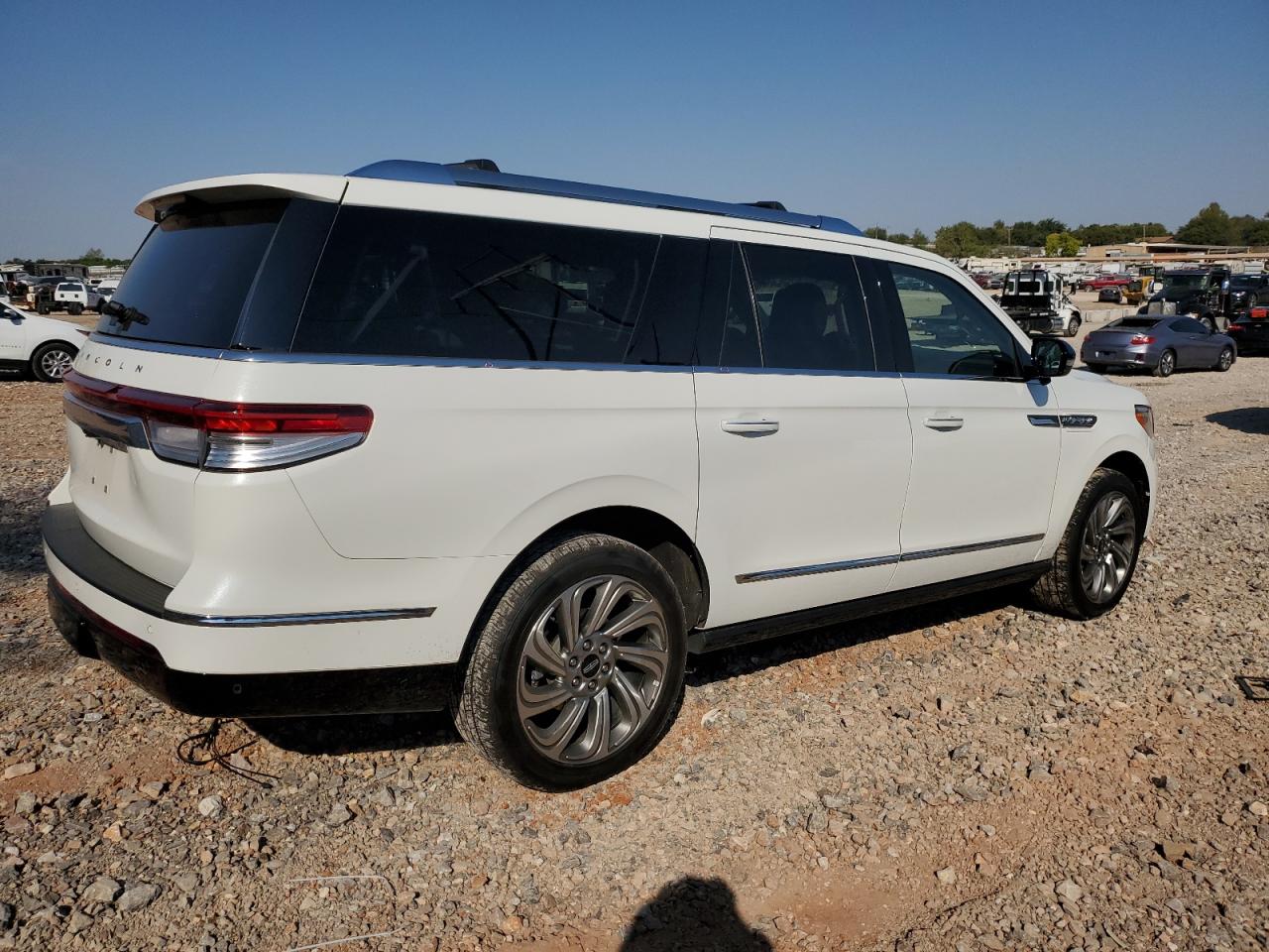 2022 Lincoln Navigator - Image 3