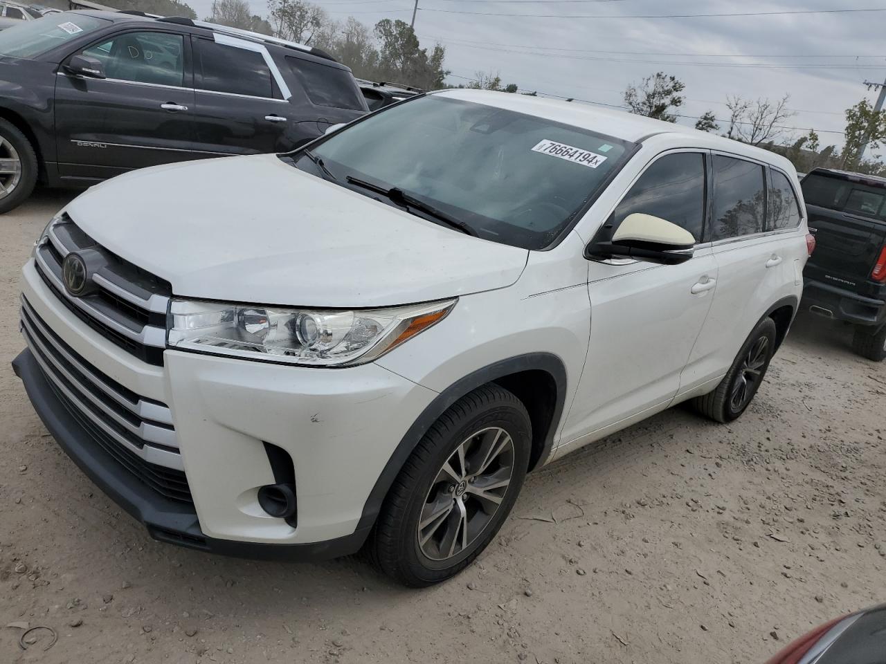 2018 Toyota Highlander Le VIN: 5TDZARFH4JS038917 Lot: 76664194