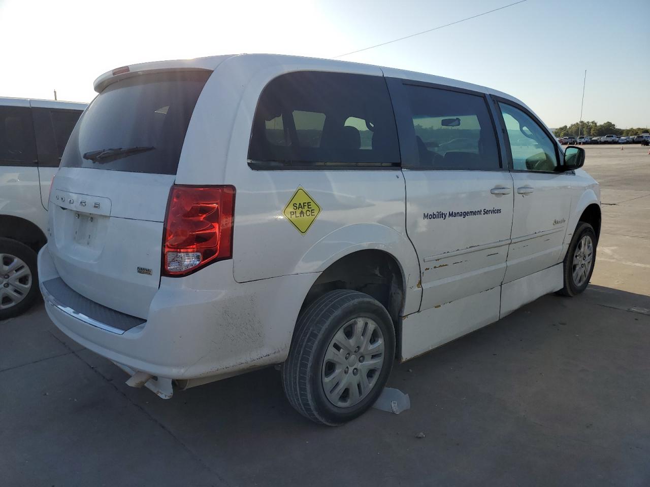 2017 Dodge Caravan - Image 3