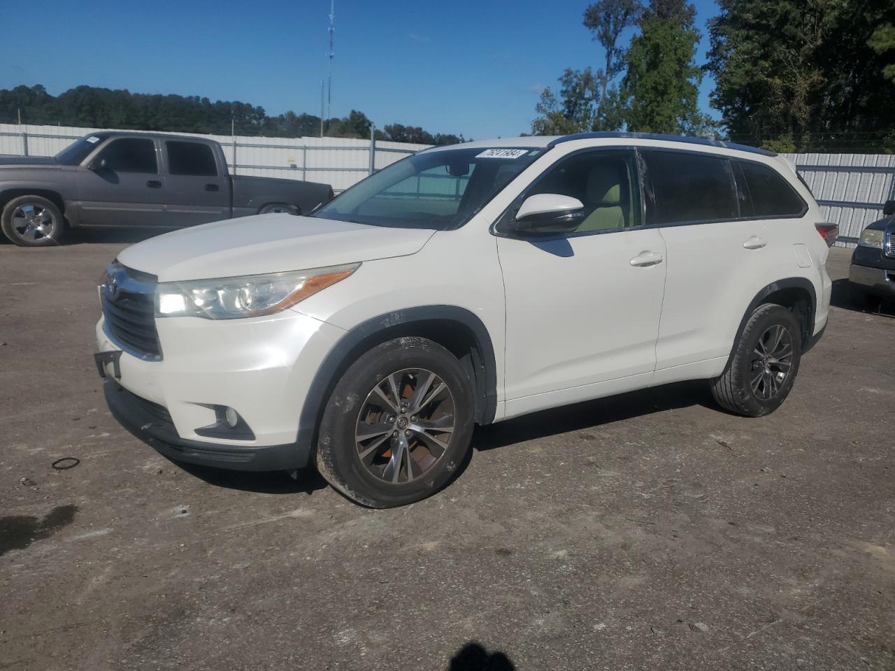 VIN 5TDKKRFH5GS507049 2016 TOYOTA HIGHLANDER no.1