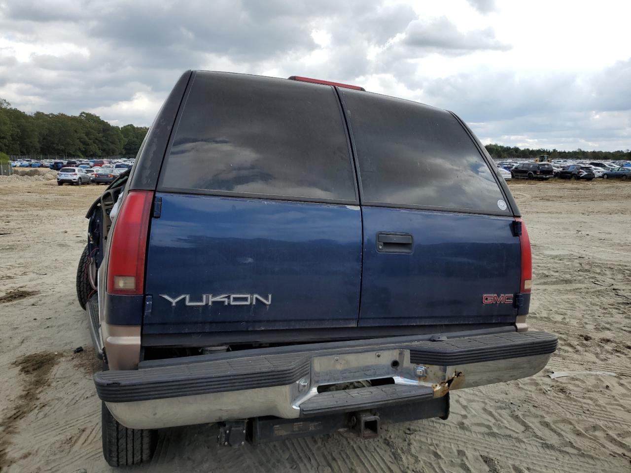 1998 GMC Yukon VIN: 1GKEK13R8WJ722890 Lot: 72904114