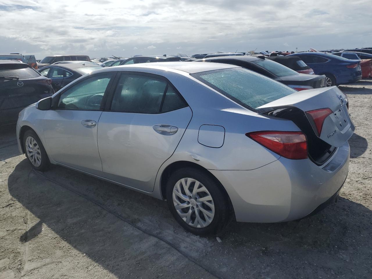 VIN 2T1BURHE2JC004818 2018 TOYOTA COROLLA no.2