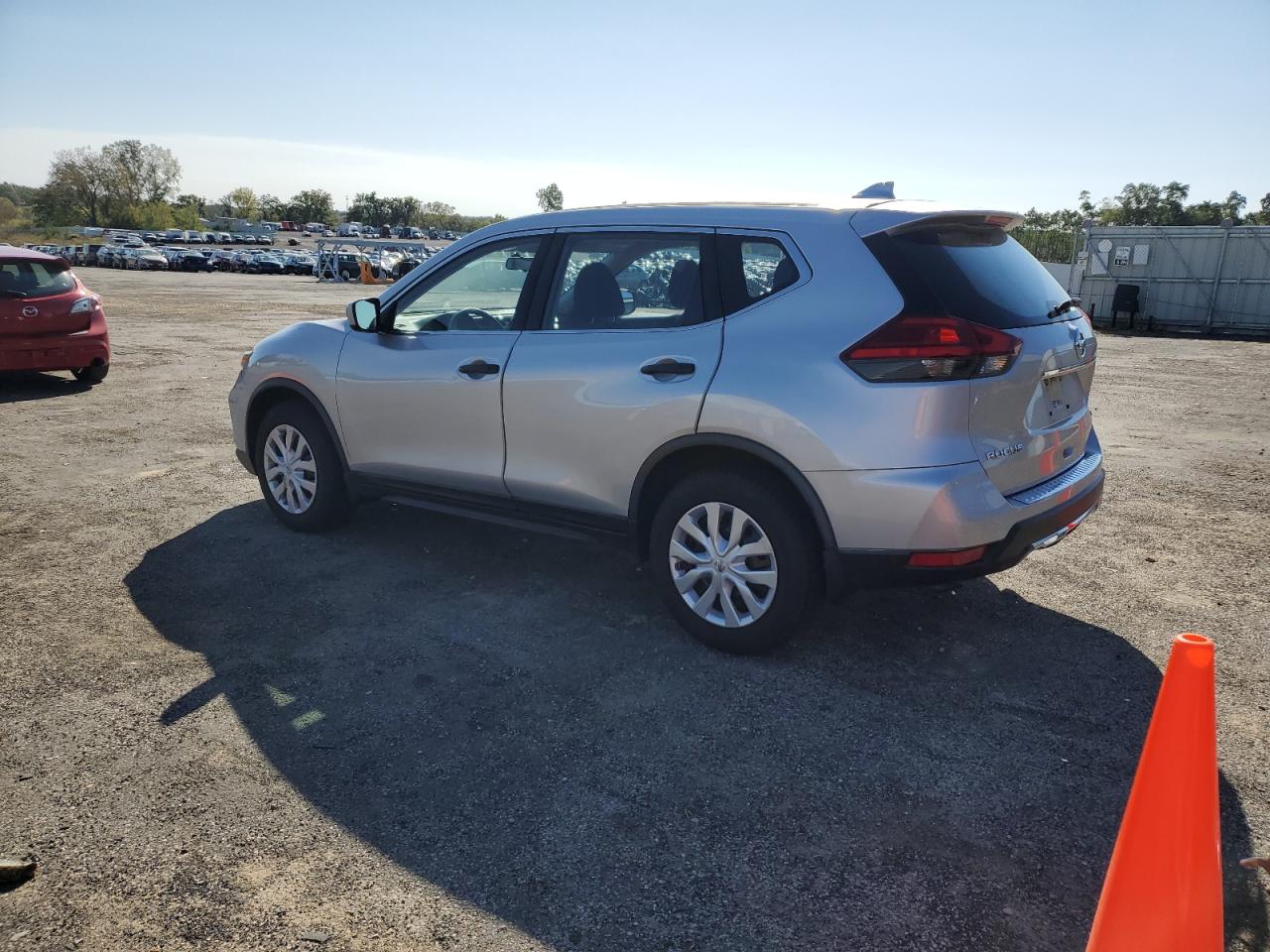 JN8AT2MV4HW254854 2017 NISSAN ROGUE - Image 2