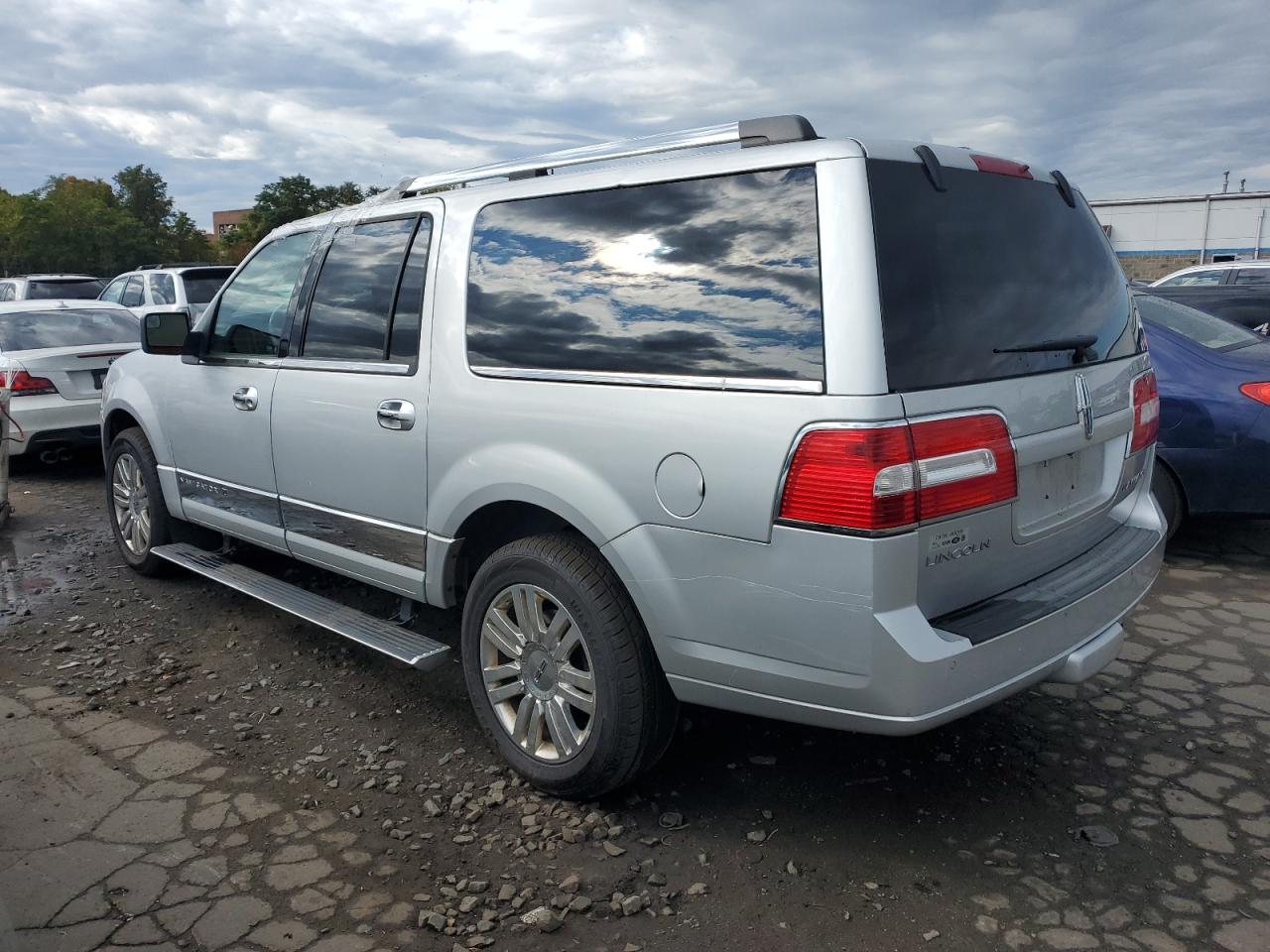 2012 Lincoln Navigator - Image 2