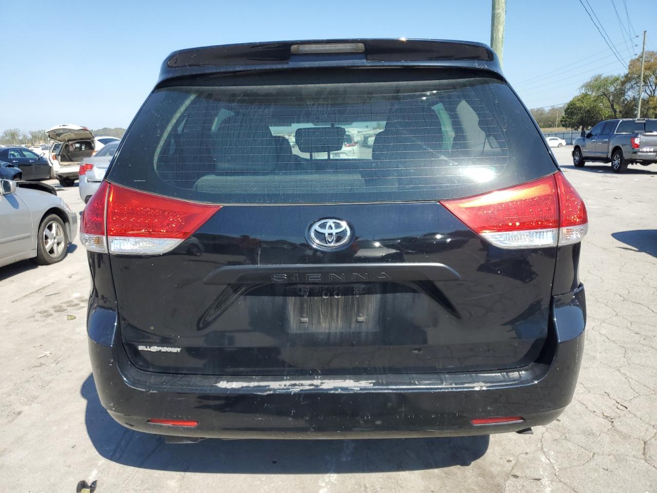 5TDZK3DCXBS002149 2011 Toyota Sienna