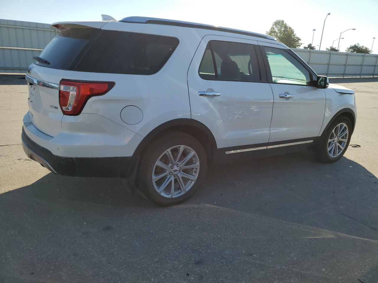 2016 Ford Explorer - Image 3