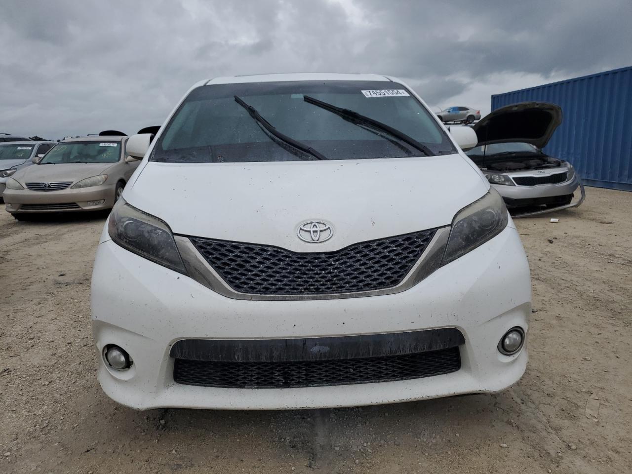 VIN 5TDXZ3DC1HS861657 2017 TOYOTA SIENNA no.5