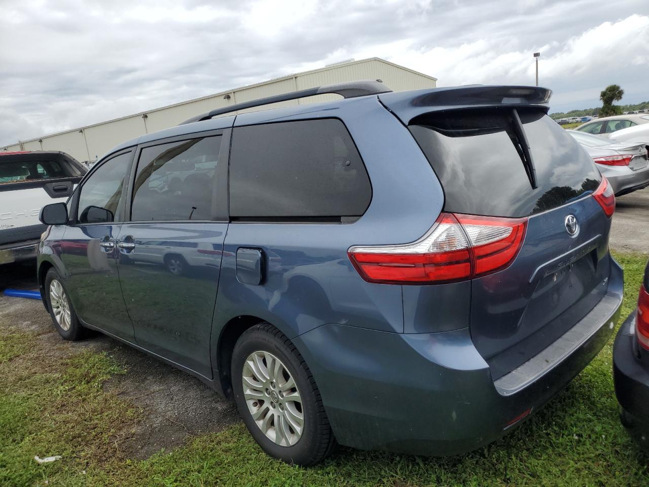 5TDYZ3DC8HS852216 2017 TOYOTA SIENNA - Image 2